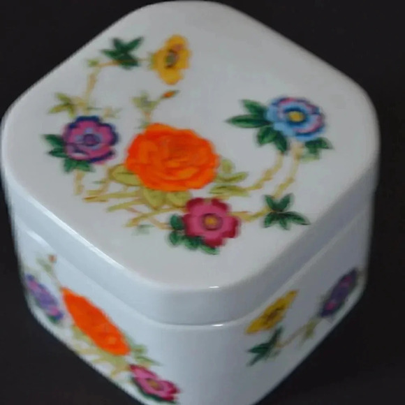 Cannister  with flower pattern - Picture 2 of 5